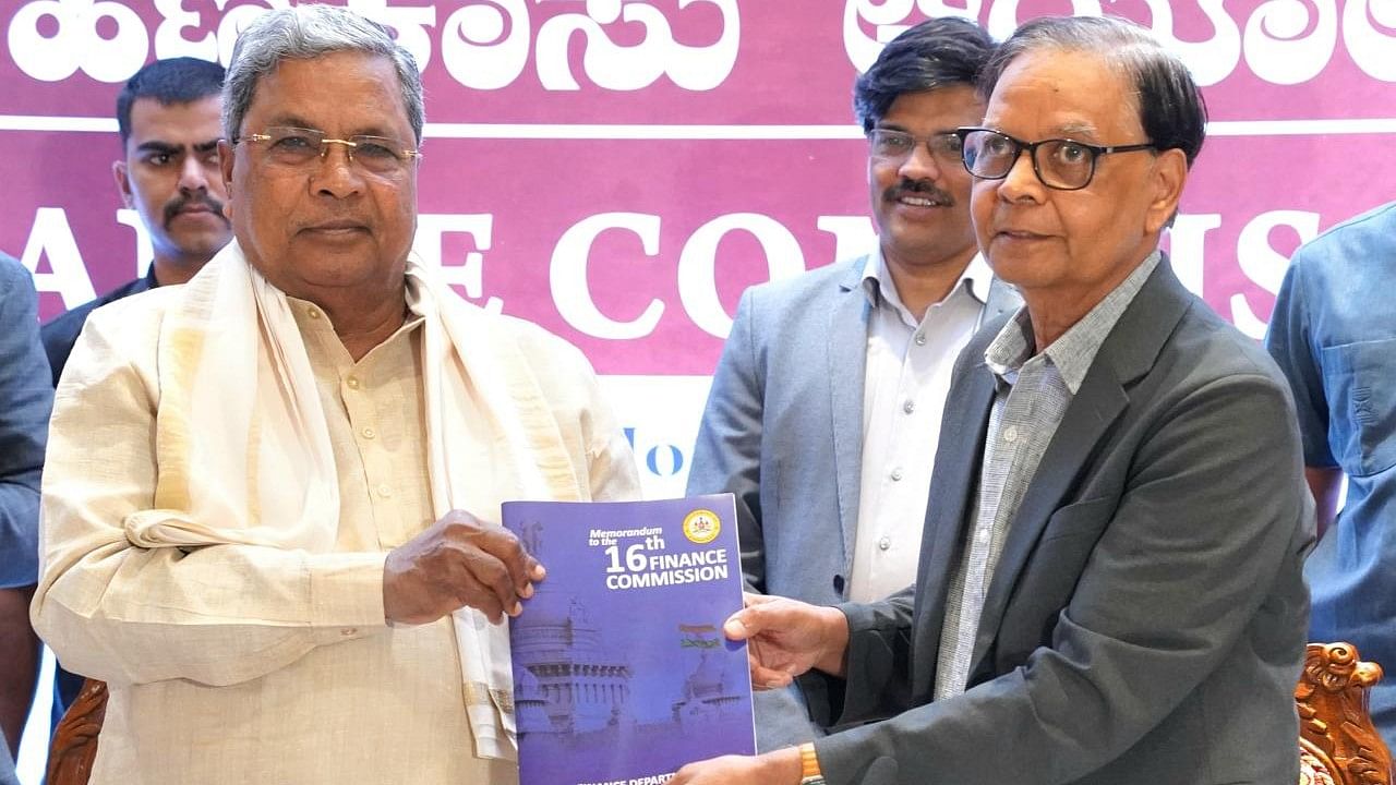 <div class="paragraphs"><p>Siddaramaiah submits Karnataka’s memorandum to the Arvind Panagariya-led 16th Finance Commission.</p></div>